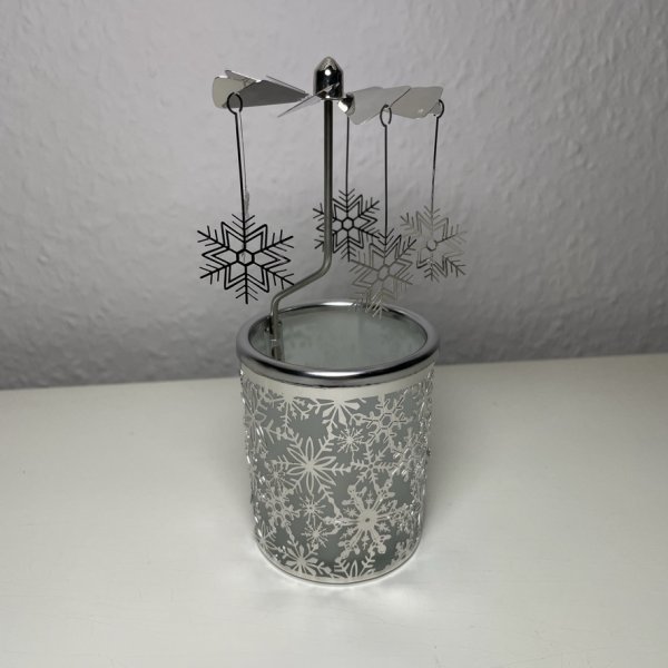 Teelichtglas aus weiß gefrostetem Glas mit Metallmanschette und Anhängern im Schneeflocken-Motiv