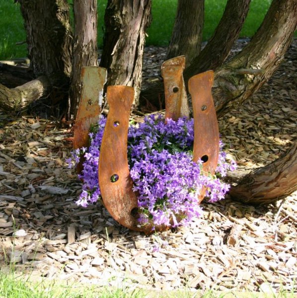 Edelrost Pflanzschale Hufeisen mit Blume